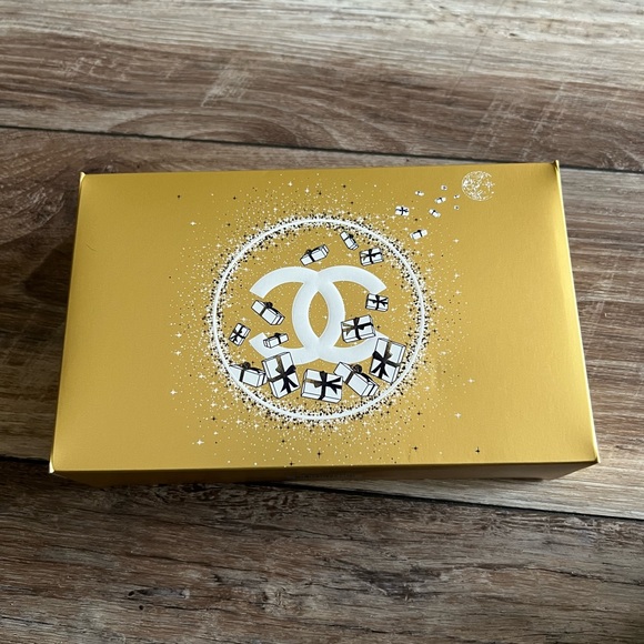 NEW CHANEL COSMETIC BAG BLUE SPARKLE - Picture 5 of 13